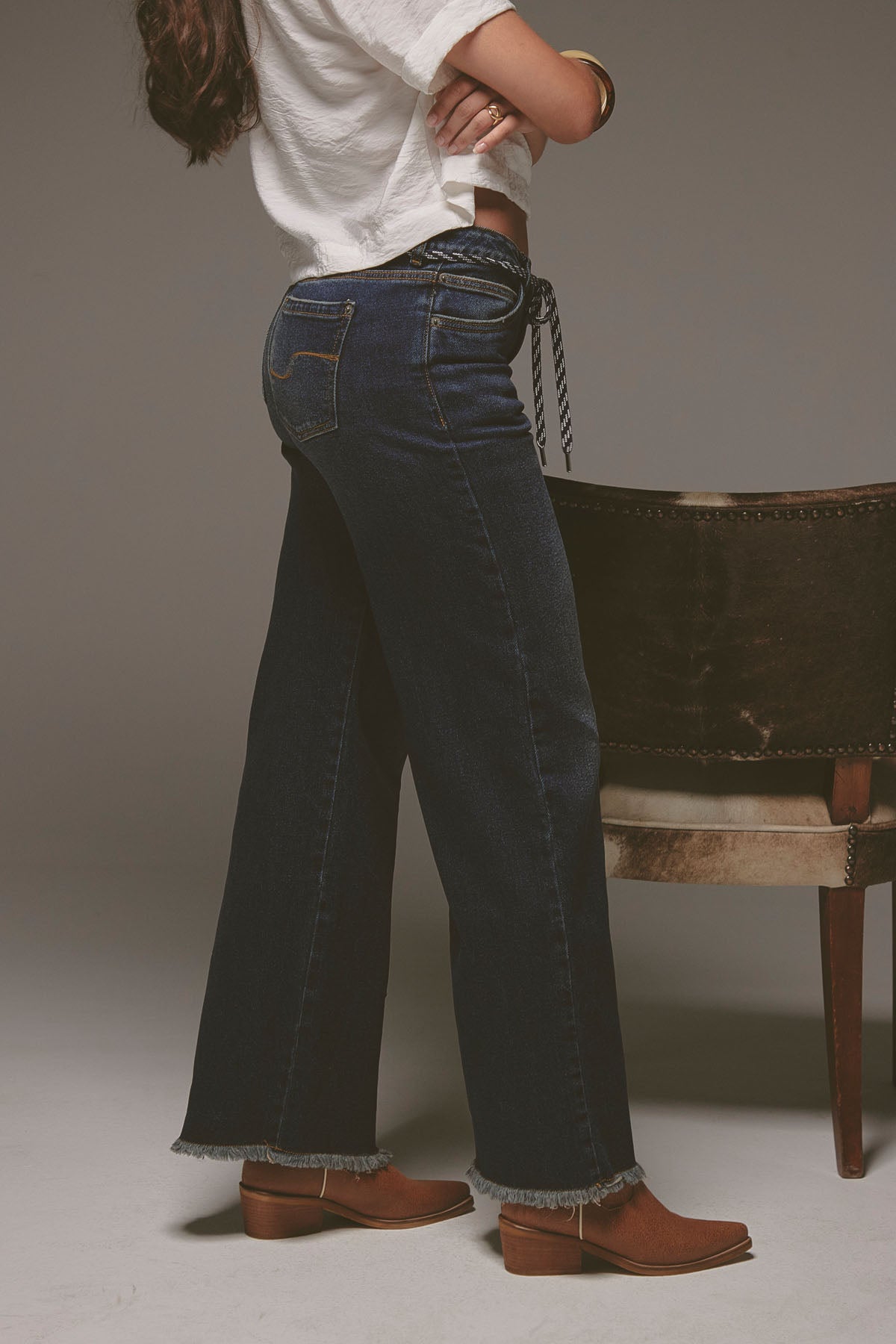 Jean retro oscuro con bota amplia para mujer