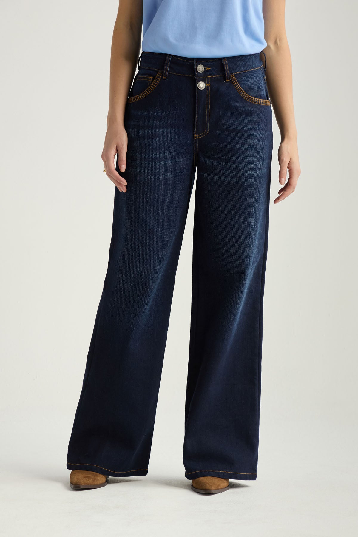 Jean retro oscuro con bota amplia para mujer