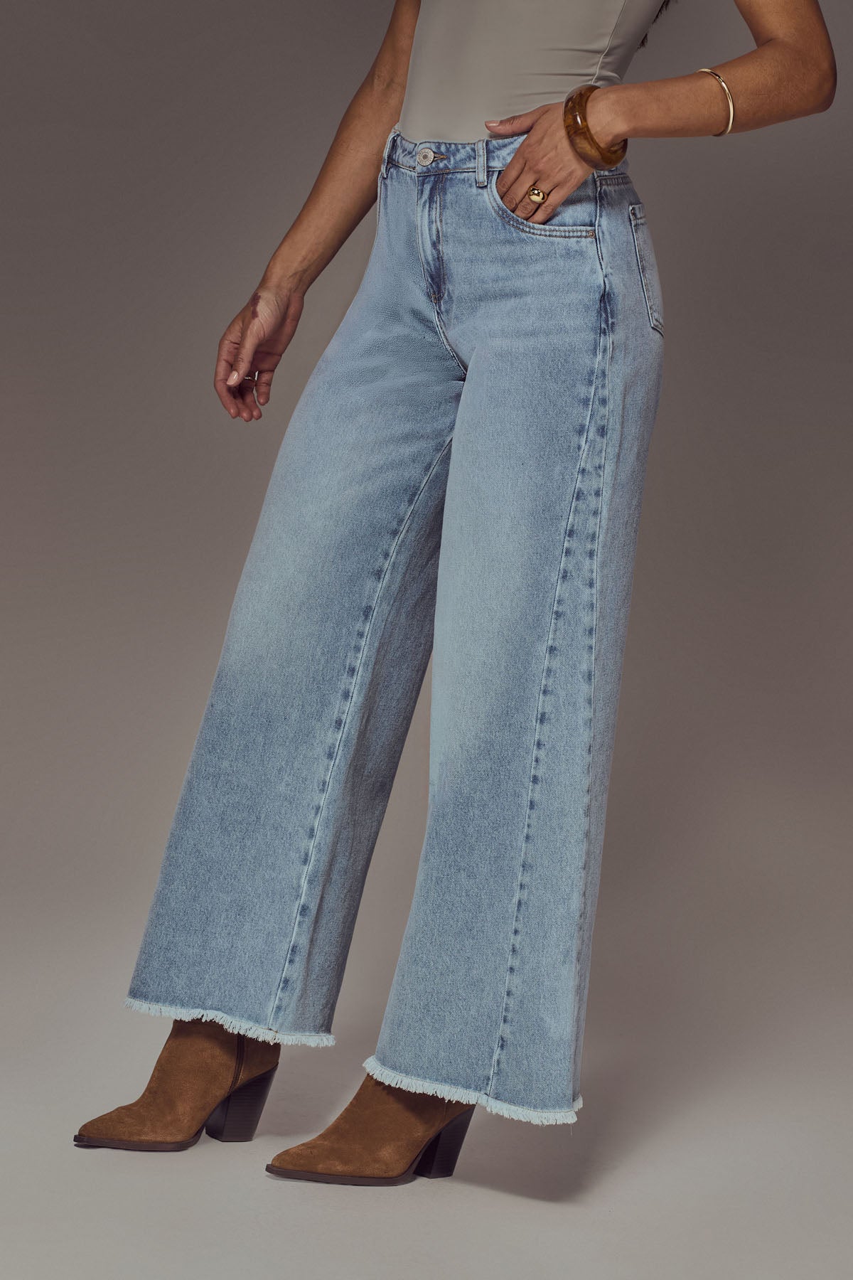 Jean retro claro con bota desflecada para mujer