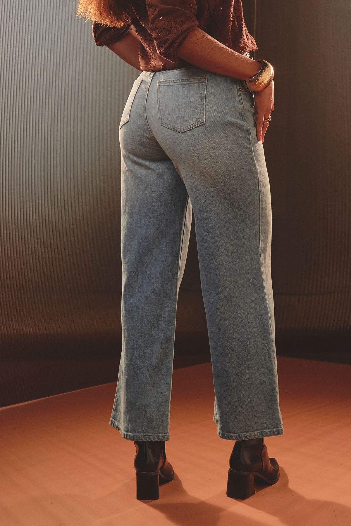 Jean retro de tiro alto en lavado claro y fondo entero para mujer