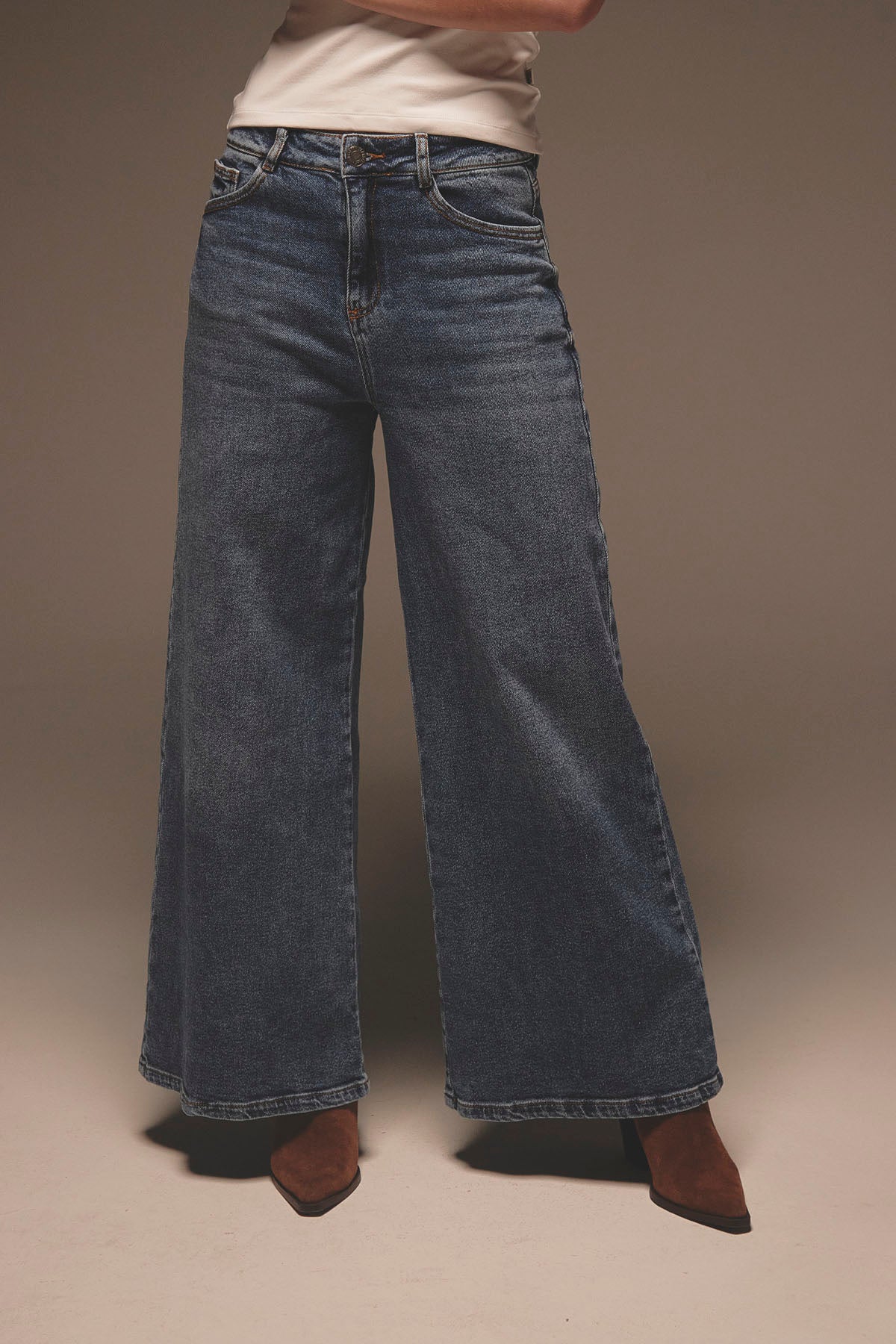 Jean retro medio oscuro con bolsillos bordados para mujer