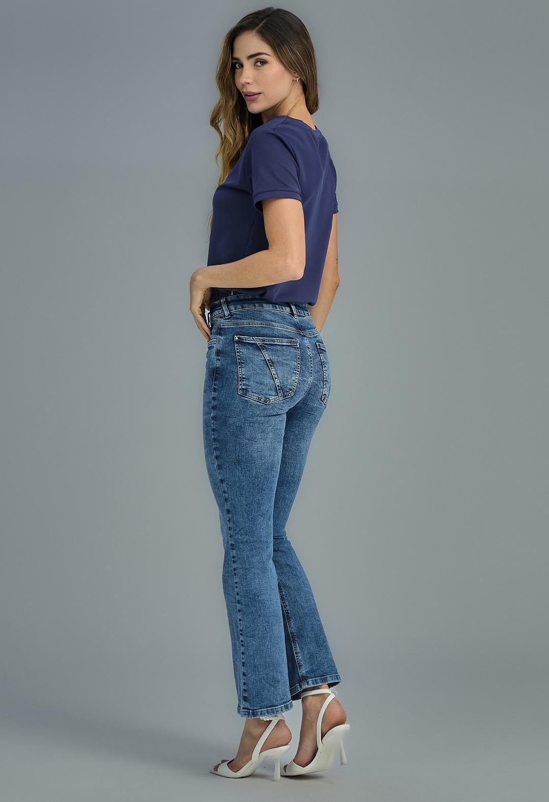 Jeans tejano de tamaño medio para mujer con detalles en el bolsillo, marca Stop, en color azul claro.