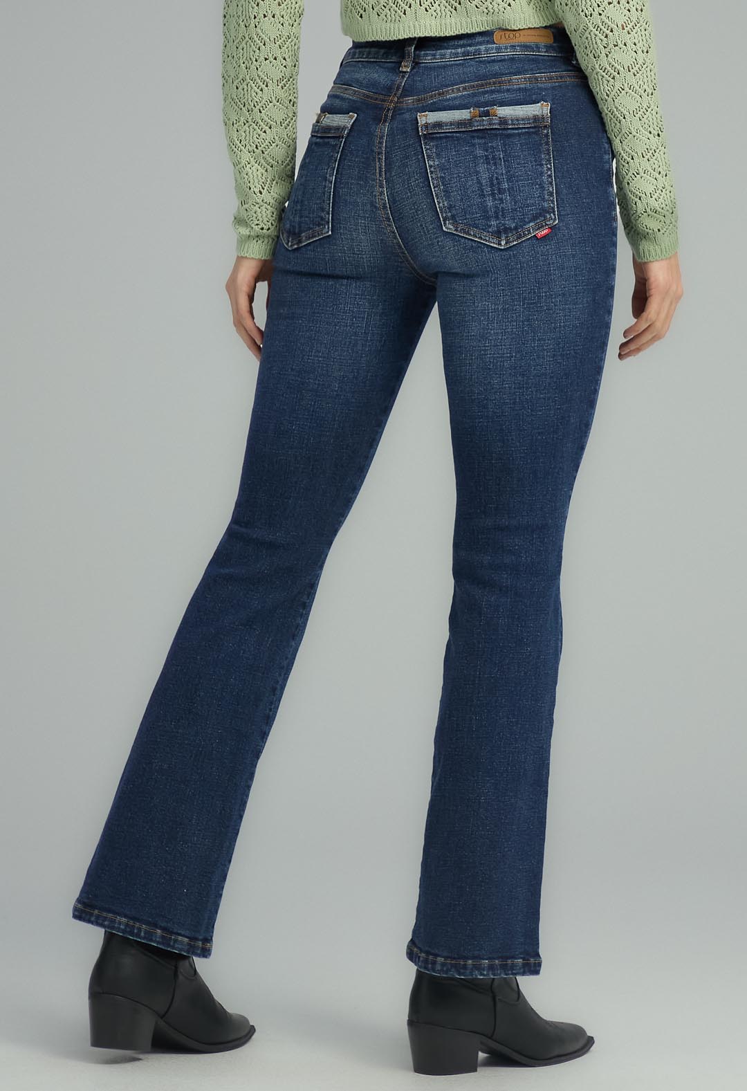Pantalones vaqueros oscuros para mujer de la marca Stop con detalle en el bolsillo trasero, ajustados y de corte clásico.