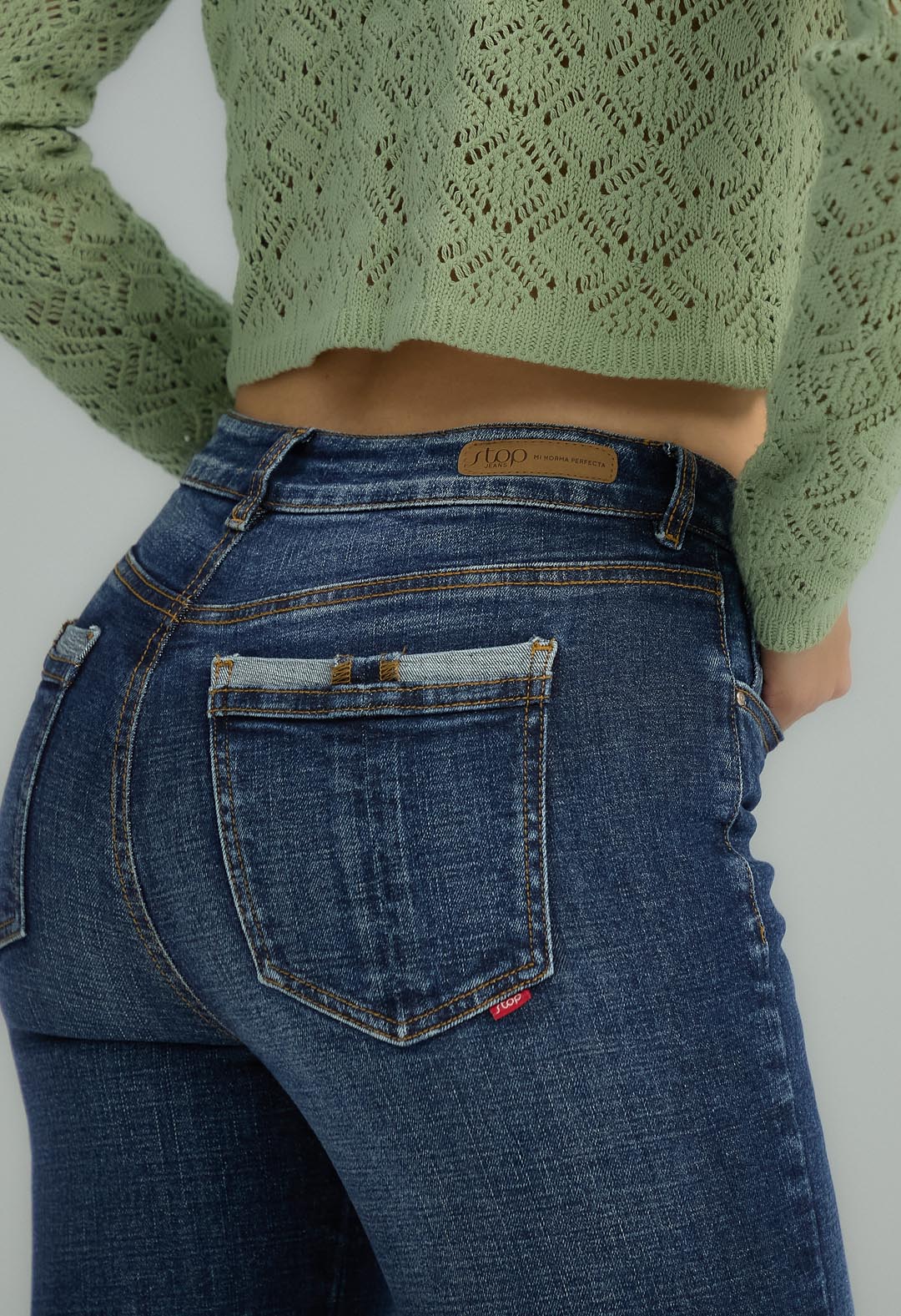 Vaqueros oscuros de mujer de la marca Stop con detalles en los bolsillos, estilo jeans tejano para un look casual y moderno.
