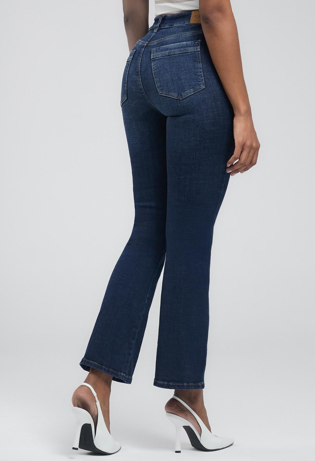 Jean tejano medio oscuro con taches para mujeres