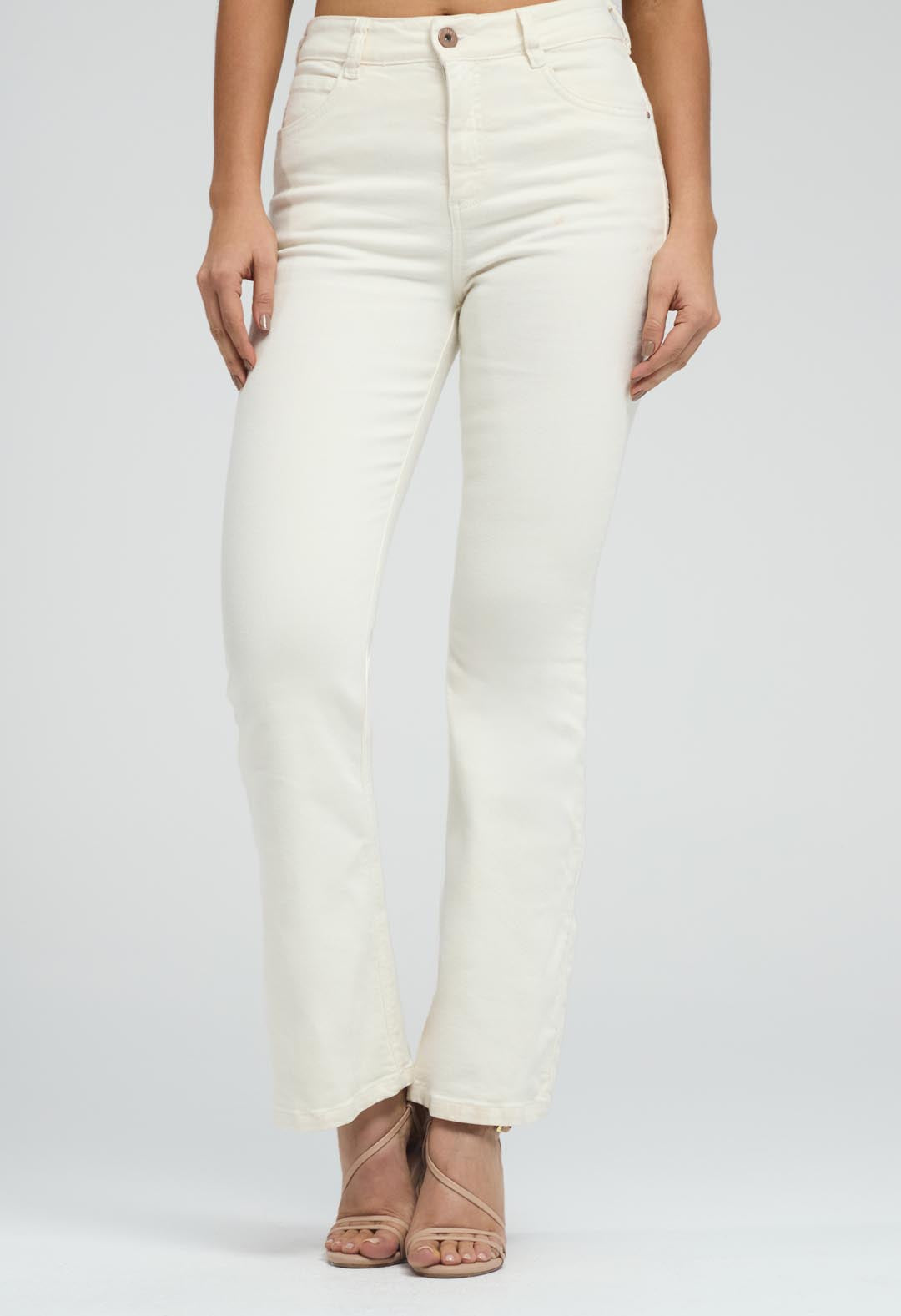 Pantalón tejano marfil bota amplia para mujeres