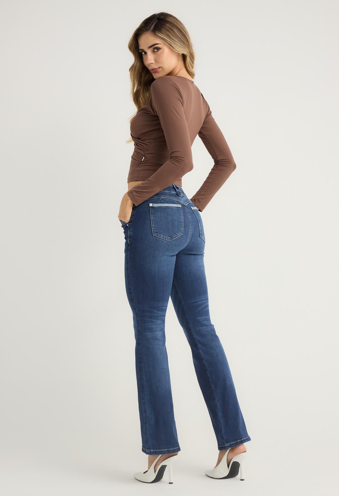 Jean tejano medio con bolsillos diagonales para mujeres