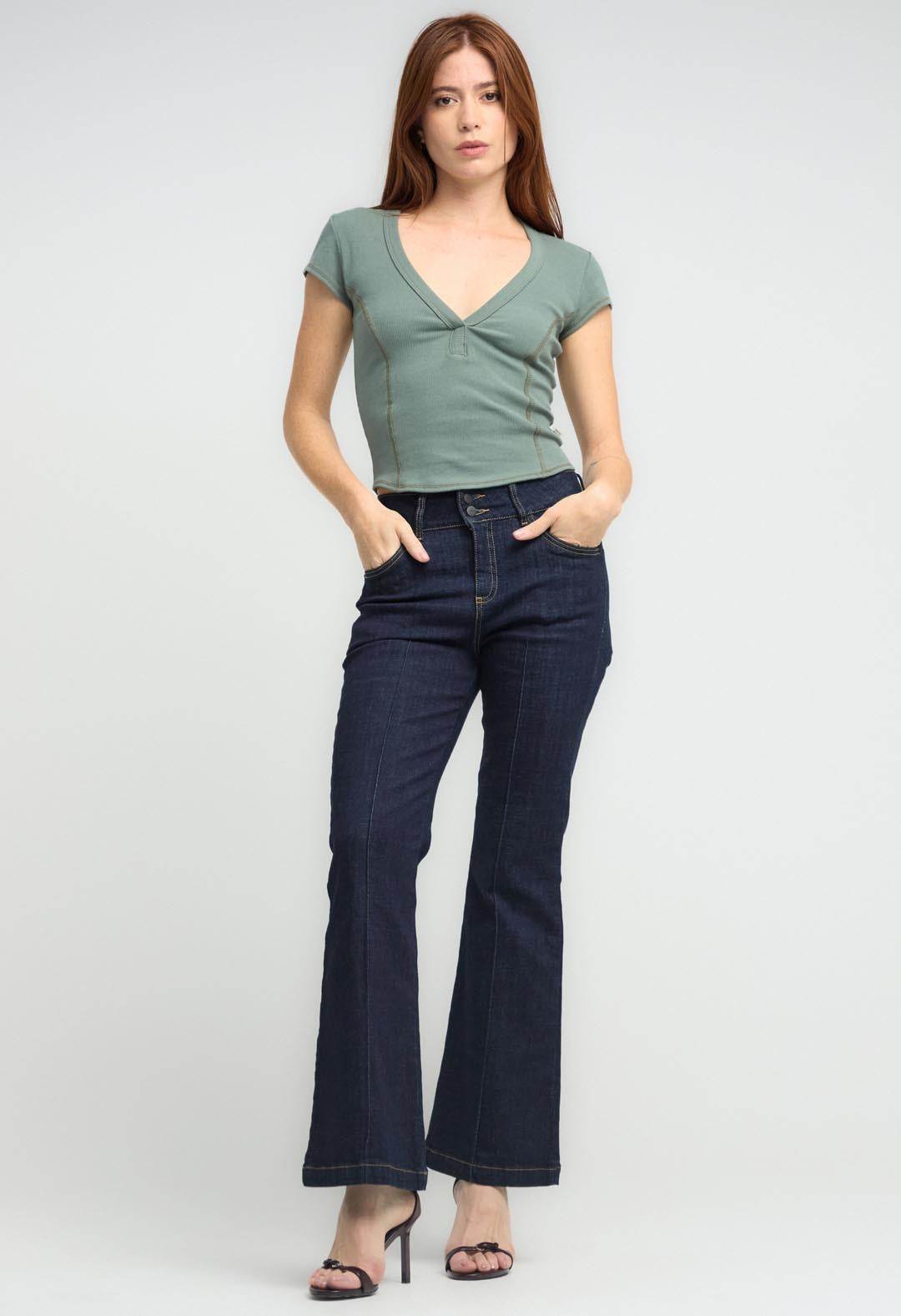 Jean tejano oscuro con corte en frente para mujeres