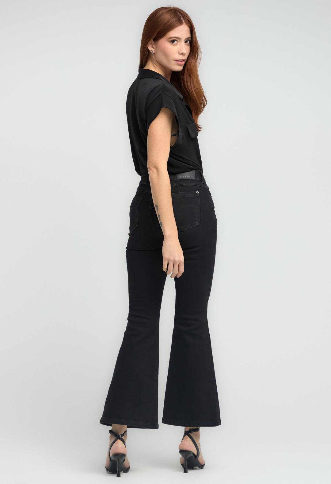 Jean tejano levantacola negro con botones expuestos para mujeres