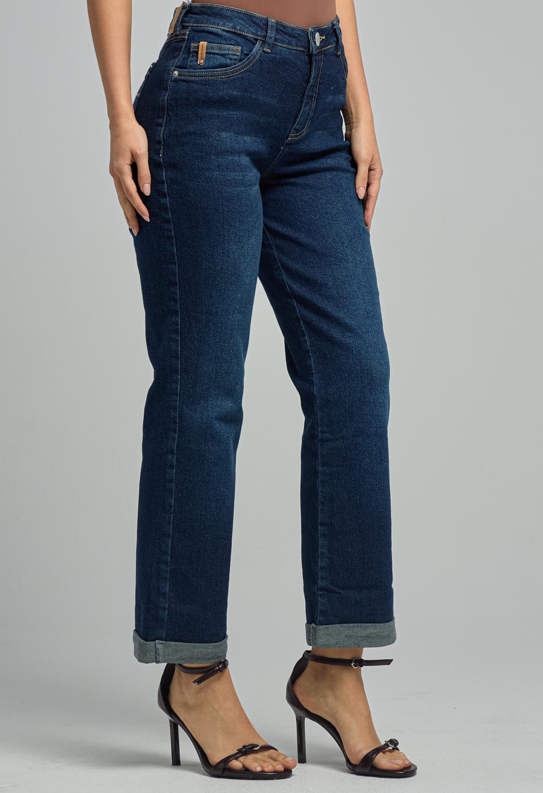 Jean vaquero medio oscuro con bota doblada para mujeres