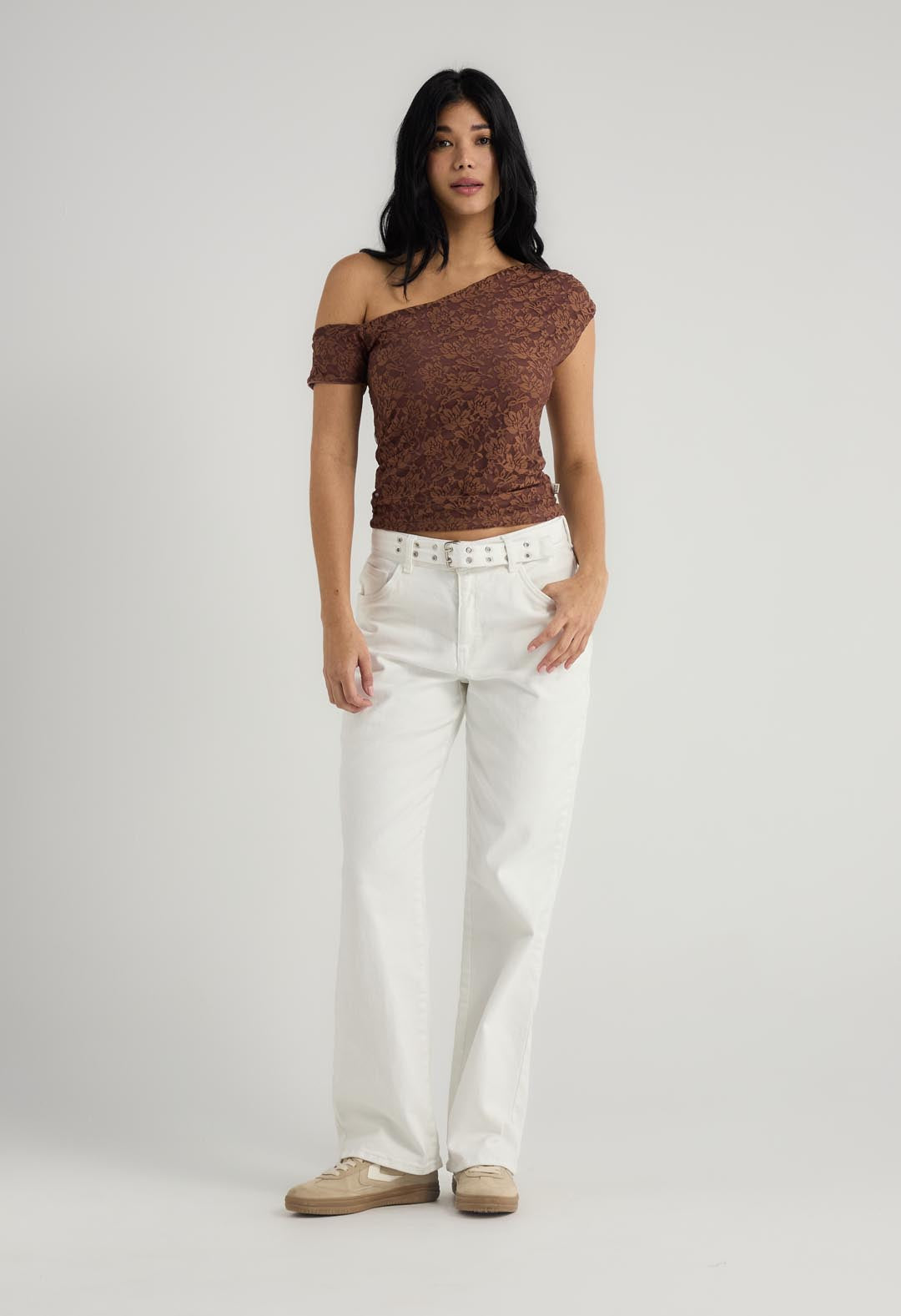 Pantalón vaquero blanco con cinturón para mujer