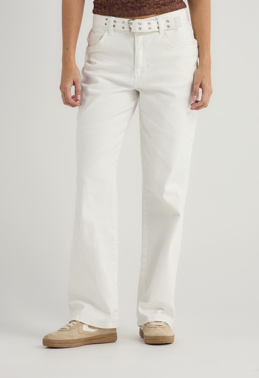 Pantalón vaquero blanco con cinturón para mujer