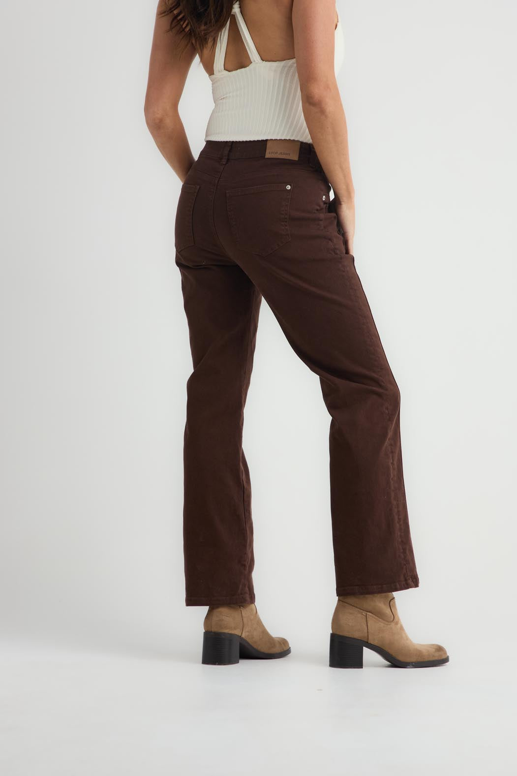Jean vaquero chocolate con bota recta para mujer