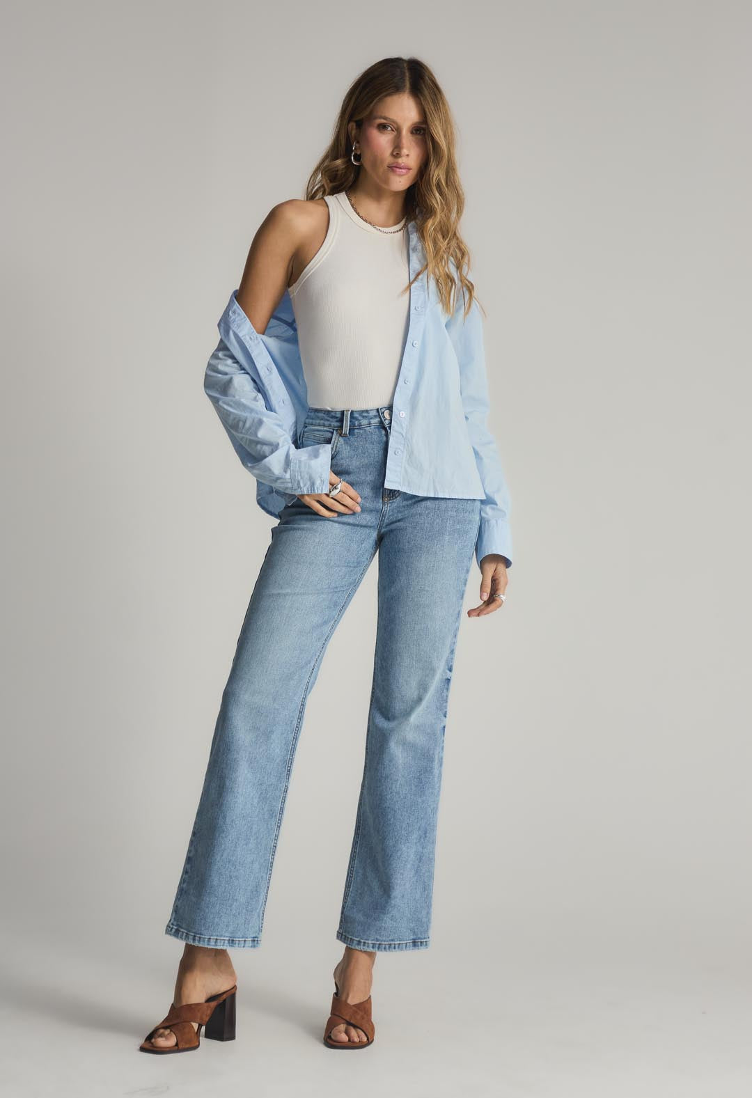 Jean vaquero claro con bota recta para mujeres