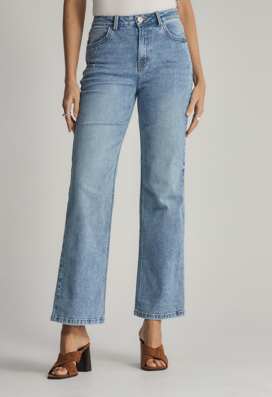 Jean vaquero claro con bota recta para mujeres