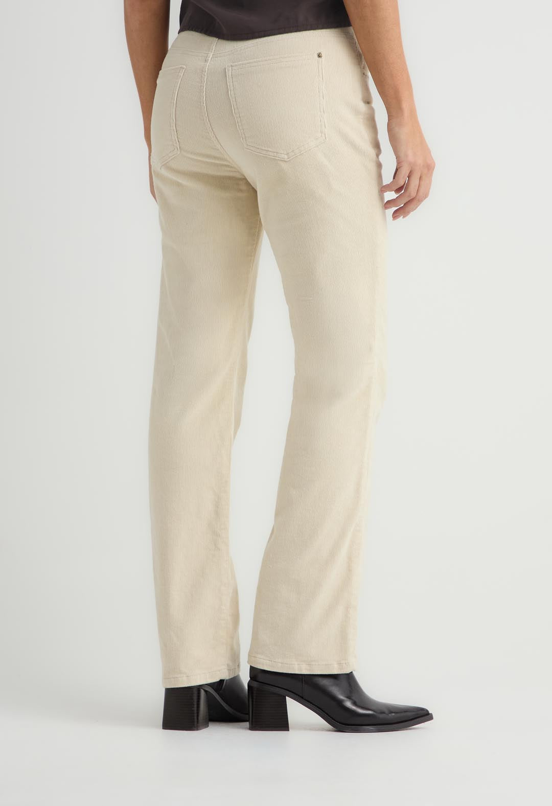 Pantalón vaquero café medio en corduroy para mujer