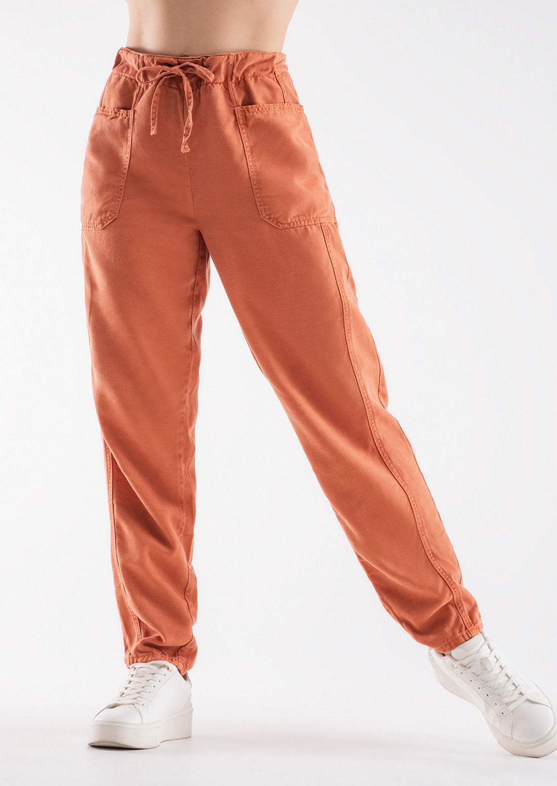 Pantalones jogger terracota de tiro medio para mujeres de la marca Stop, con bolsillos y ajuste cómodo.