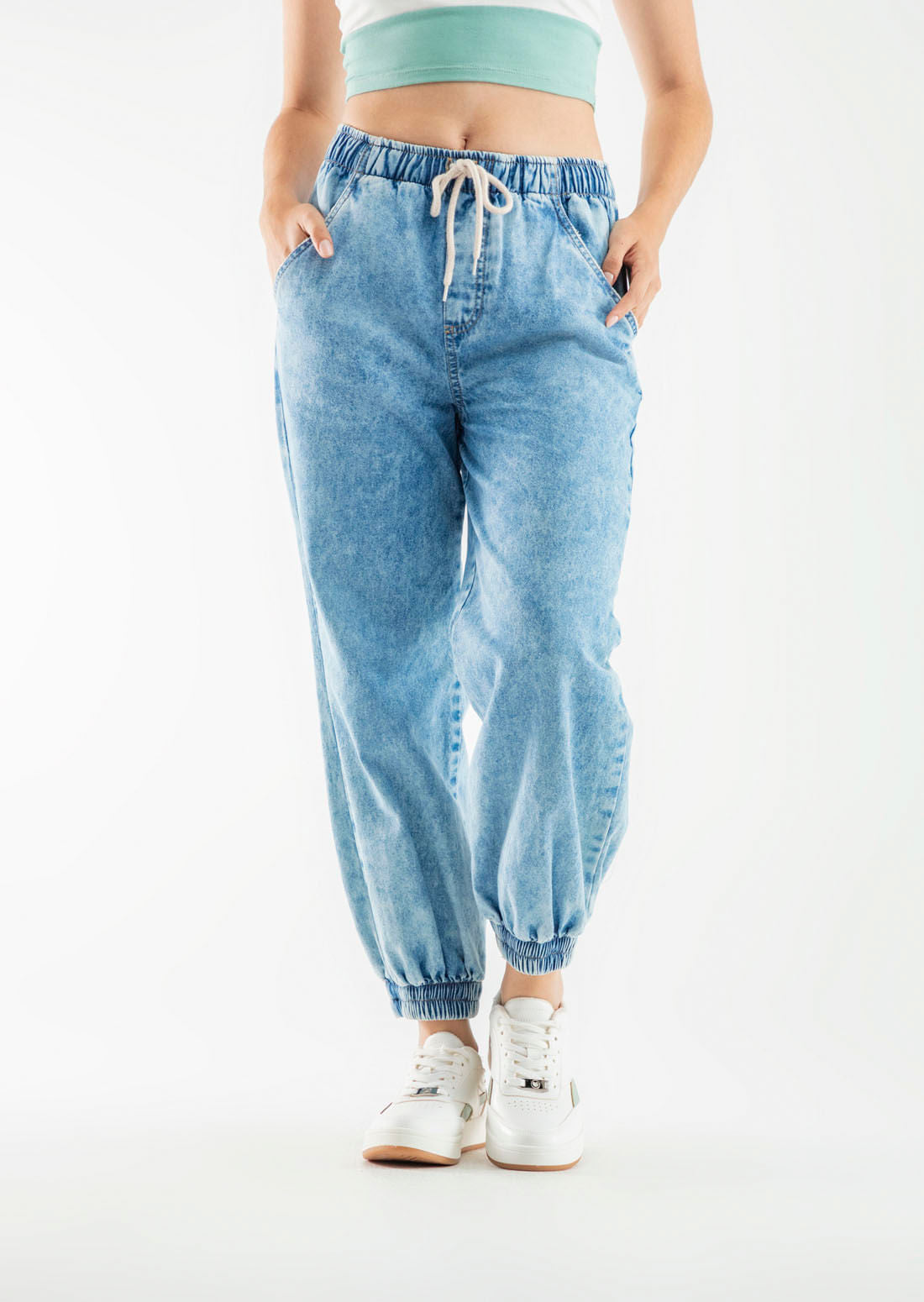 Jogger azul medio en denim para jóvenes