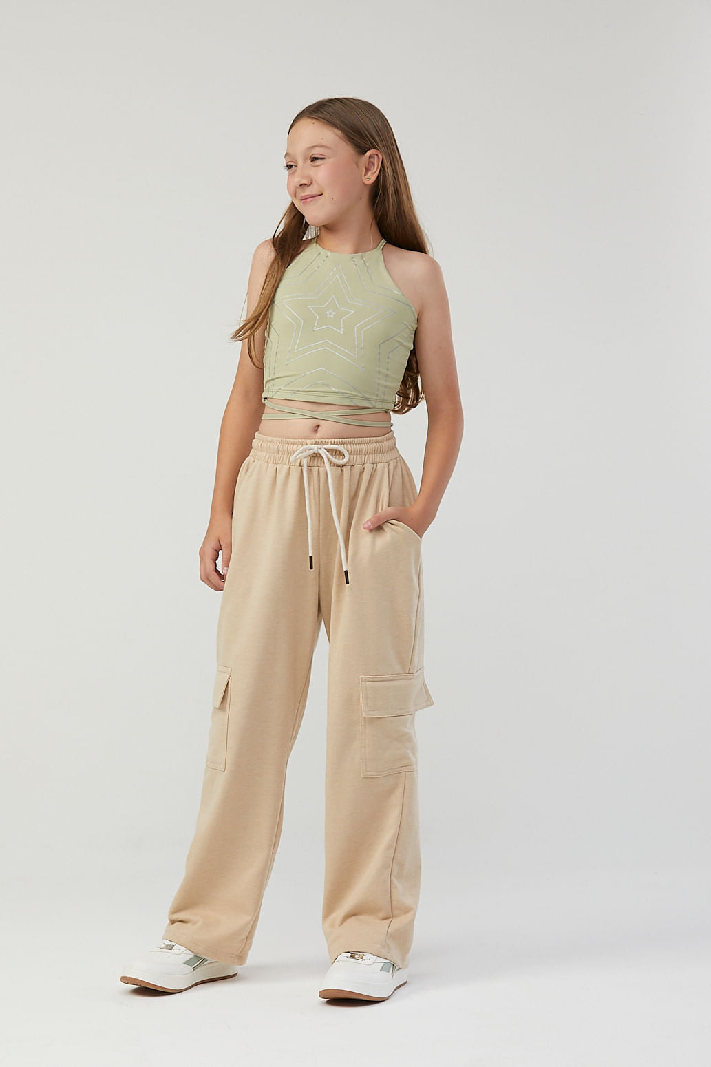 Pantalón arena con bolsillo cargo para niñas