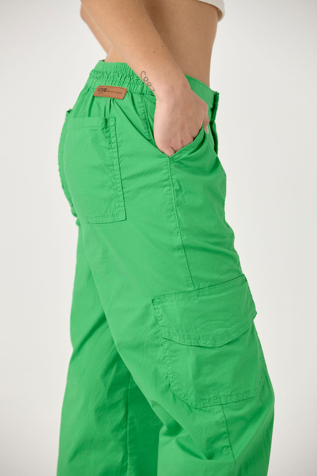 Jogger verde con bolsillo cargo para jóvenes