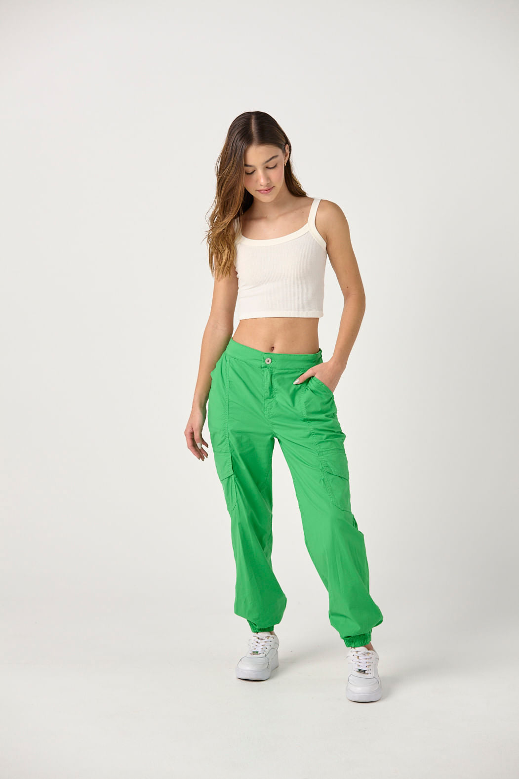 Jogger verde con bolsillo cargo para jóvenes