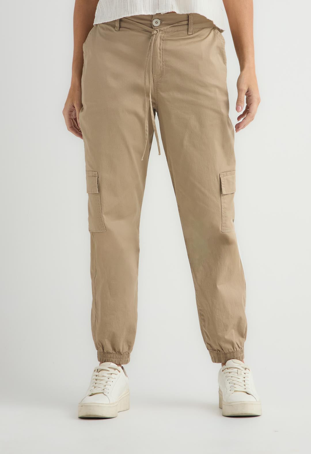 Jogger arena con bolsillos con tapa en costados para mujer