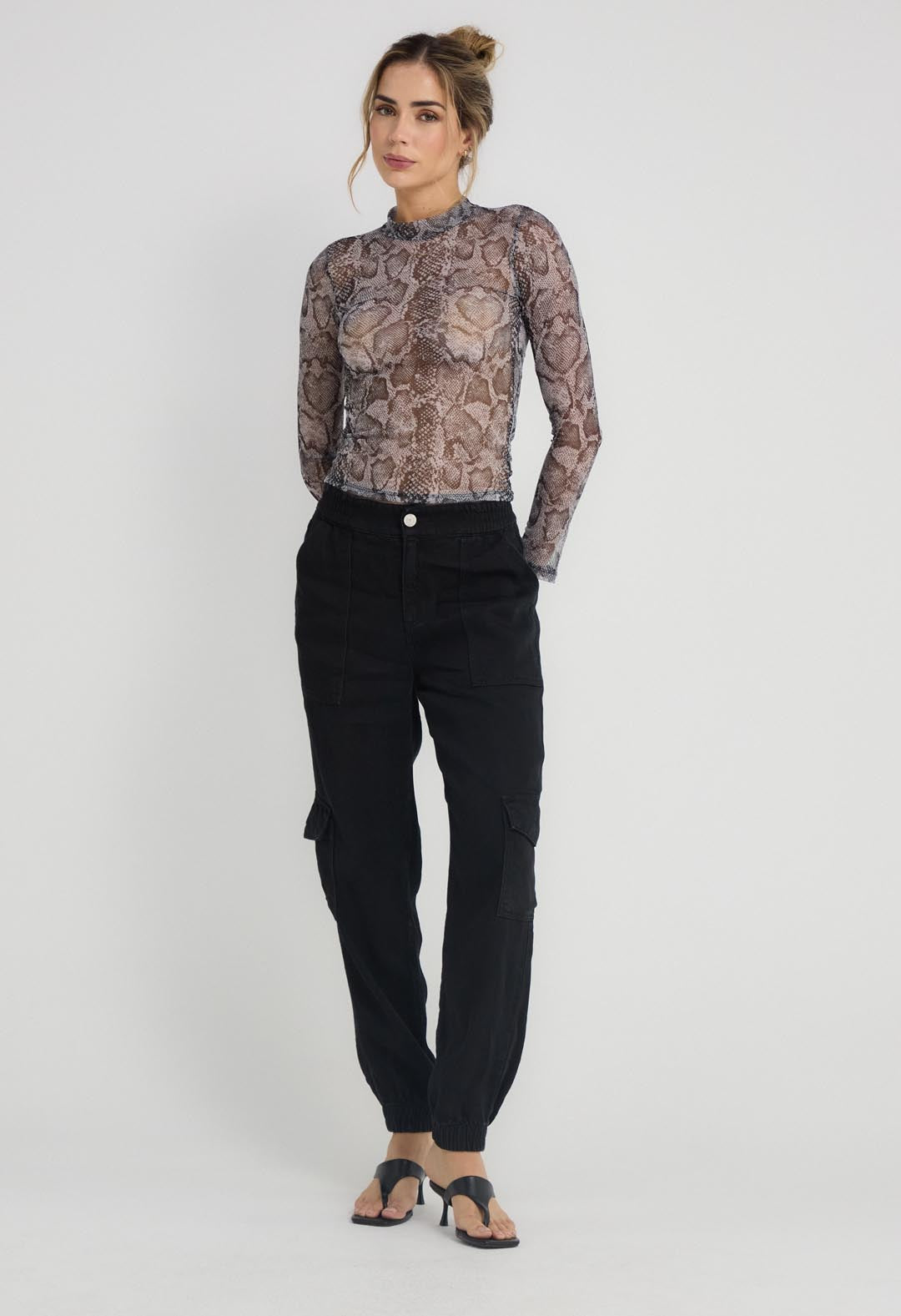 Jogger negro con elástico en bota para mujer