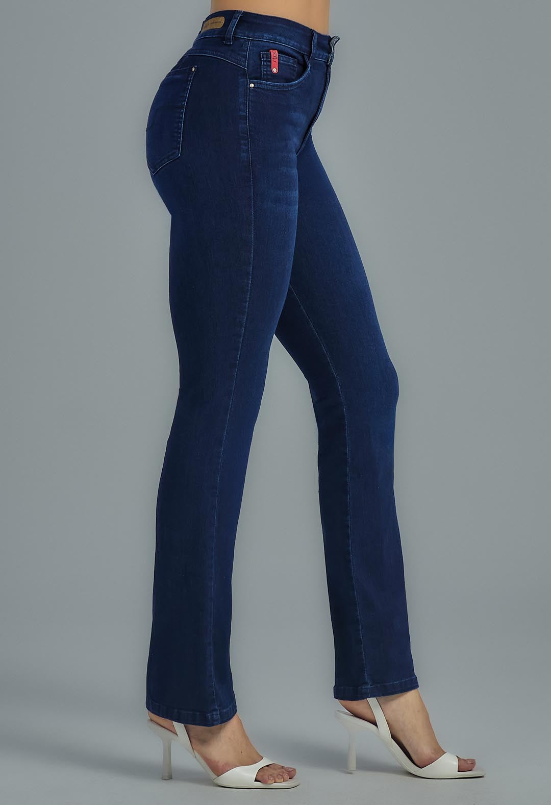 Jean levantacola azul oscuro con bota recta para mujeres
