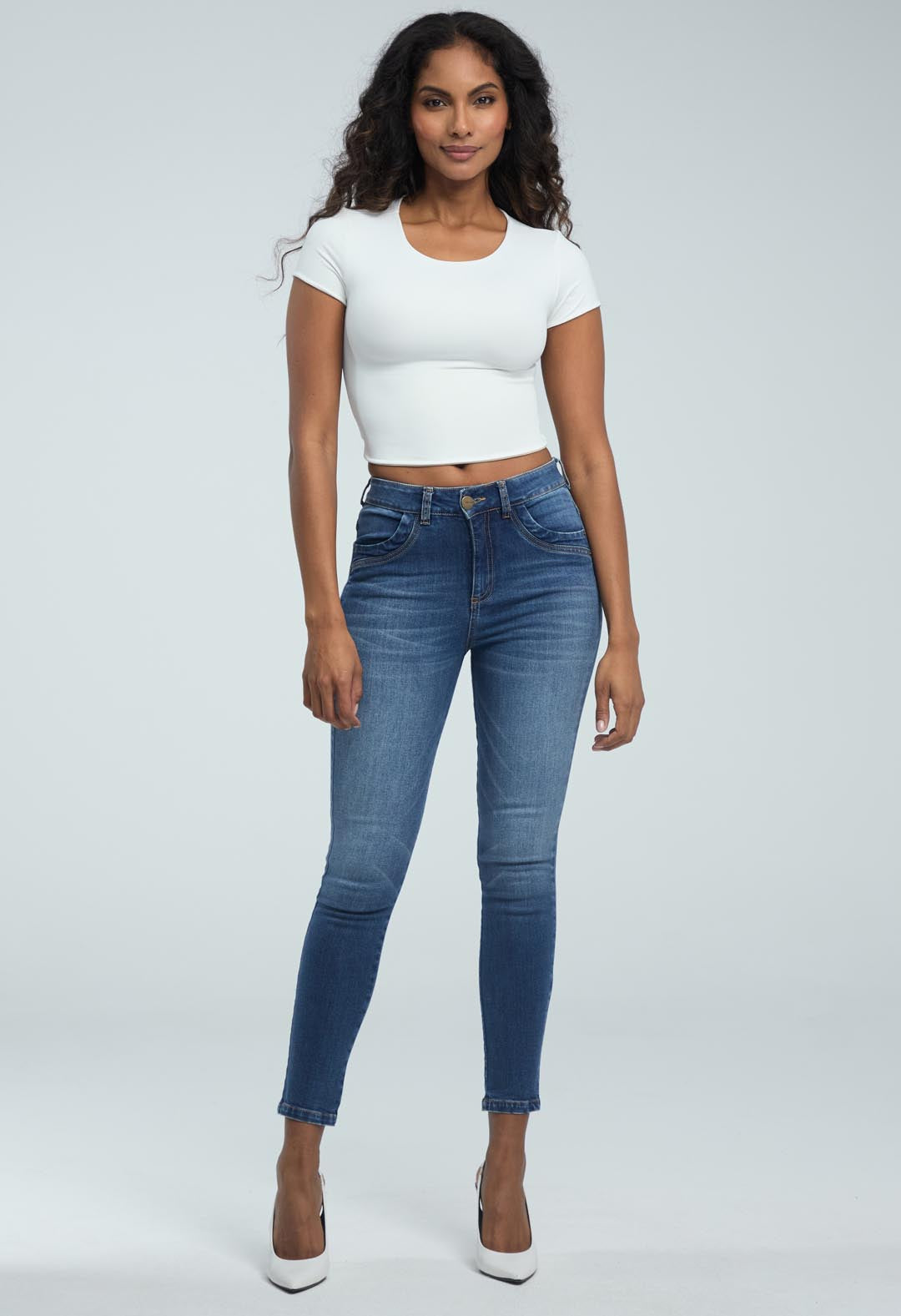 Jean levantacola medio oscuro con bota tubo para mujeres