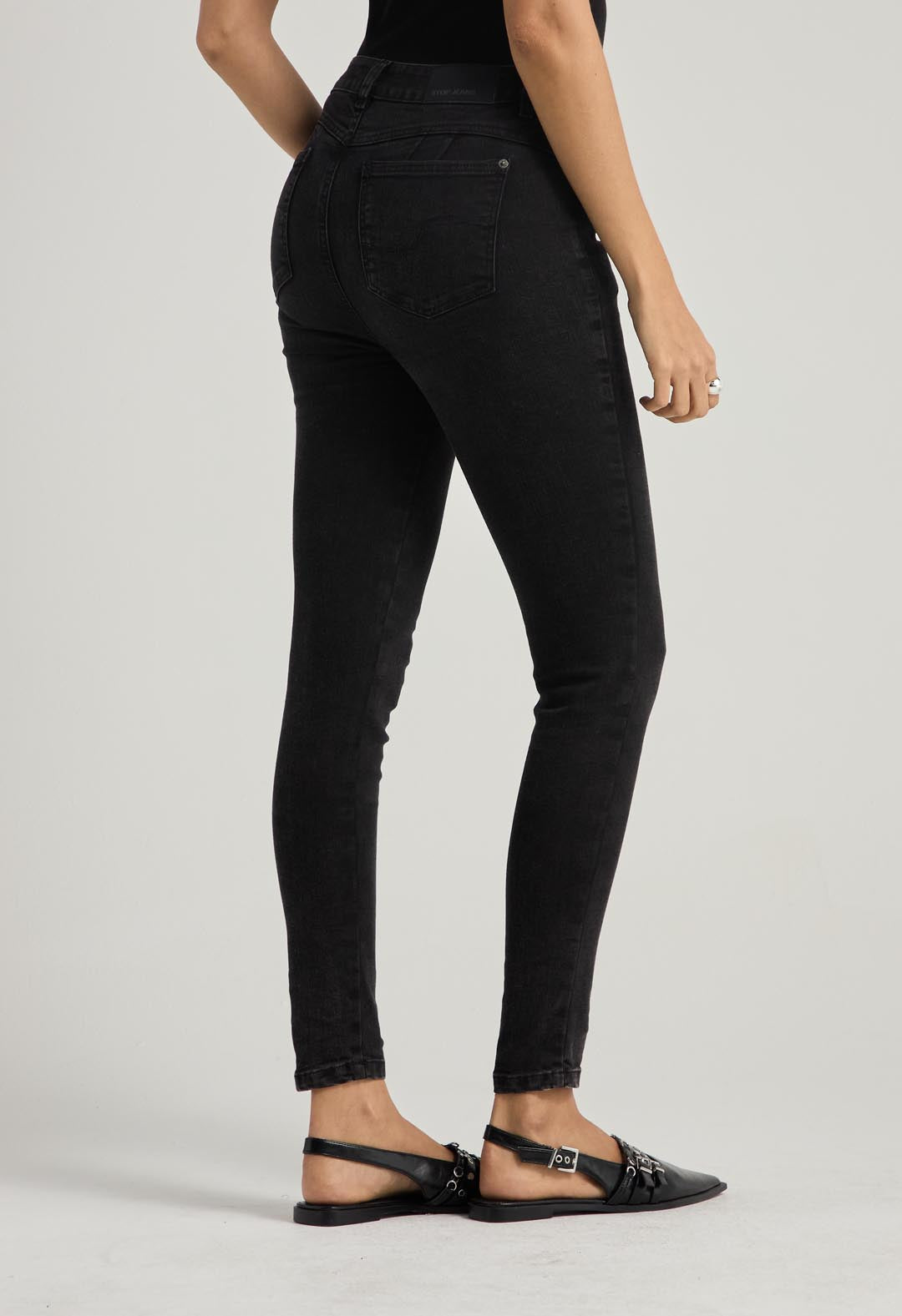 Jean levantacola negro tiro alto para mujer