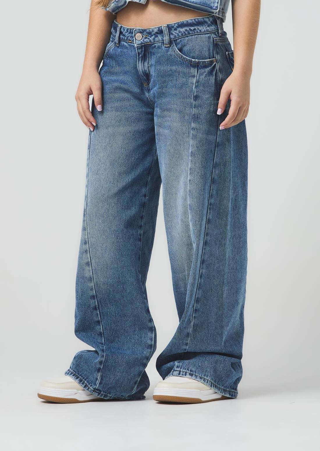 Jean maxi retro tono medio con cortes verticales para jóvenes