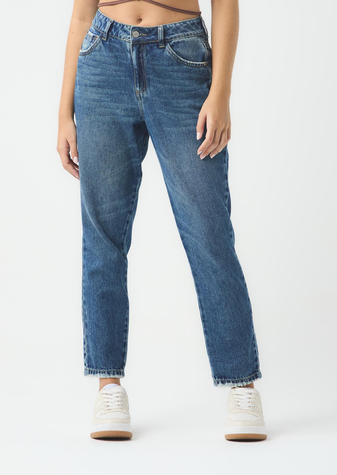 Jean mom jean tono medio oscuro con desgastes para jóvenes