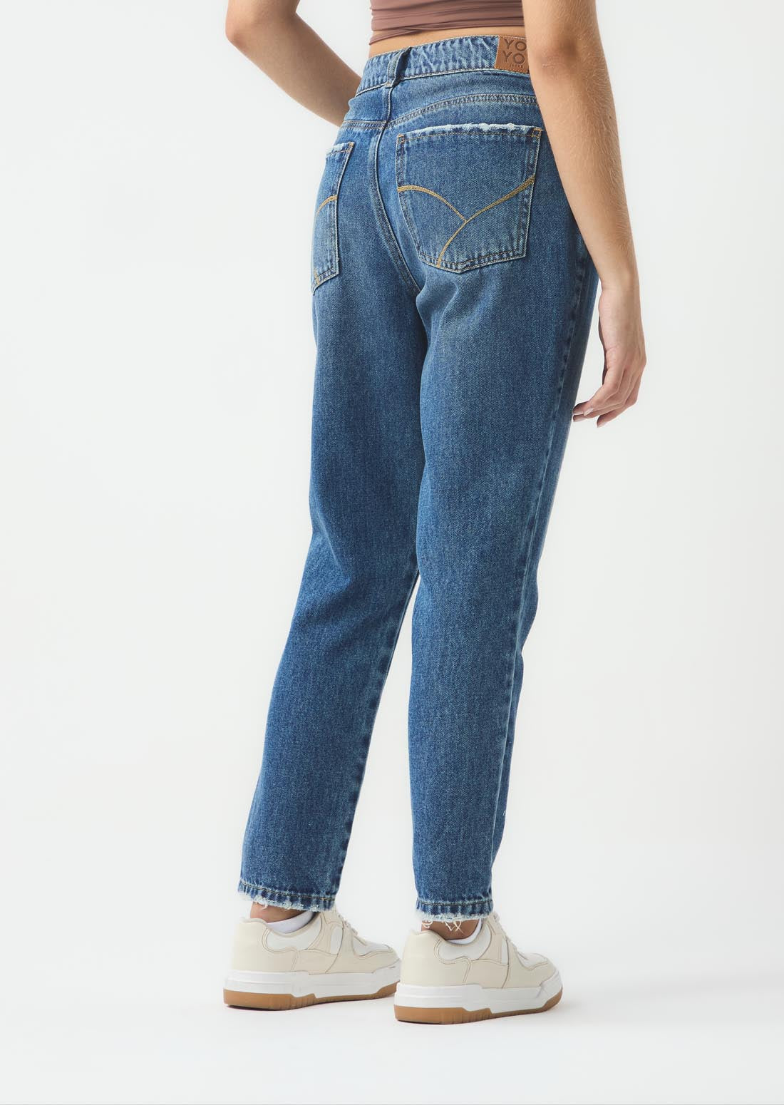 Jean mom jean tono medio oscuro con desgastes para jóvenes