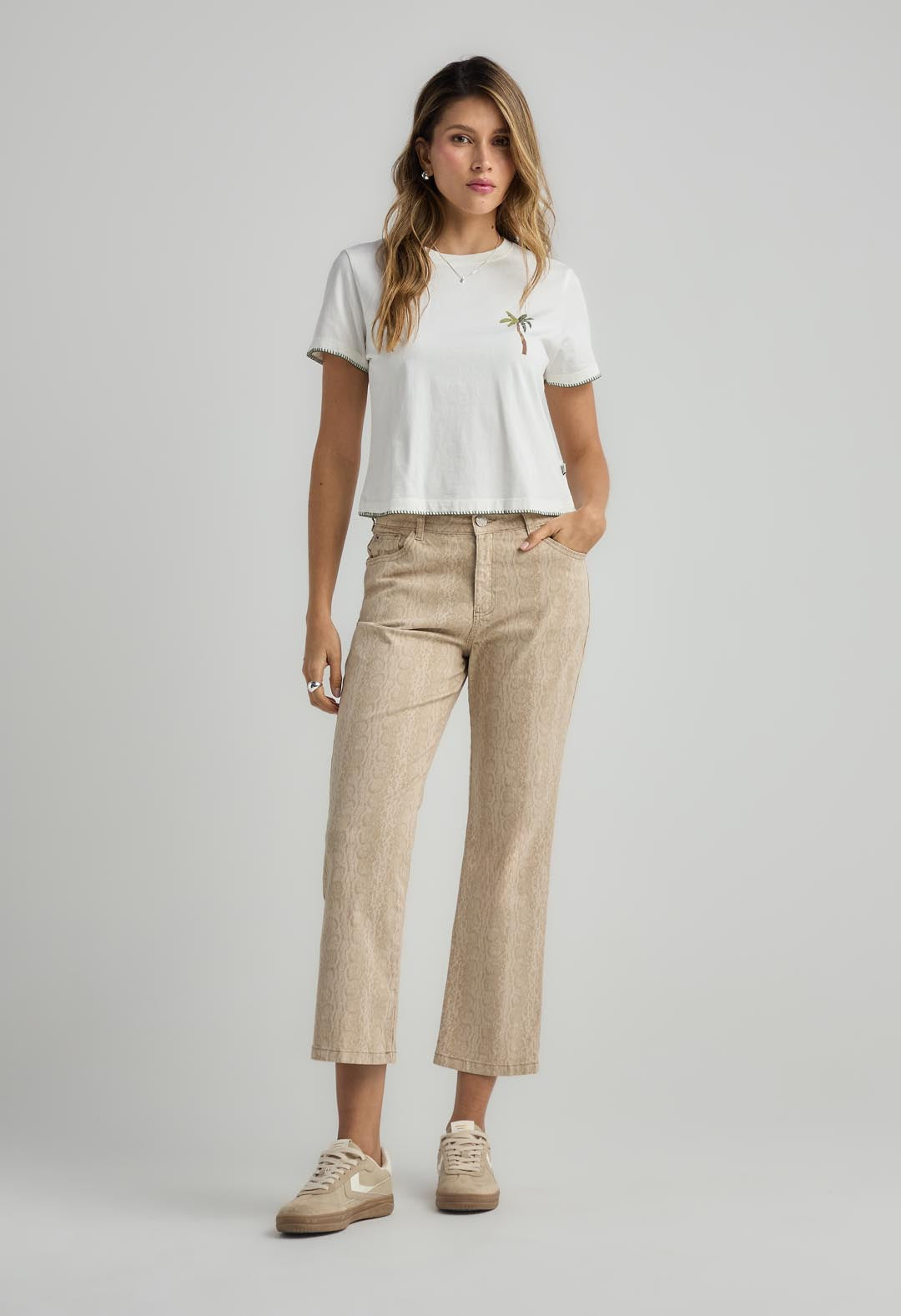 Pantalón vaquero marfil con animal print para mujer