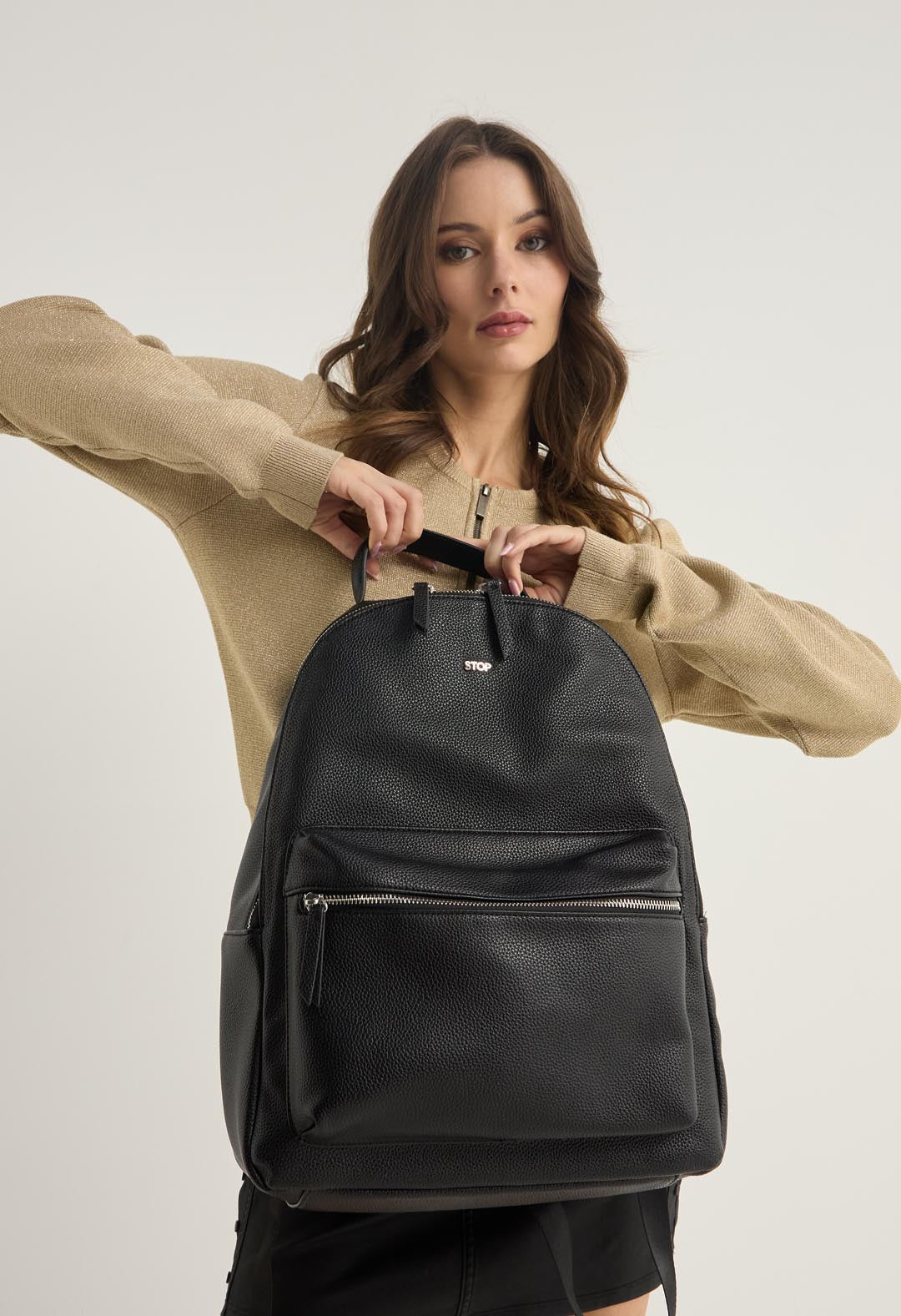 Morral grande negro con cierres metálicos