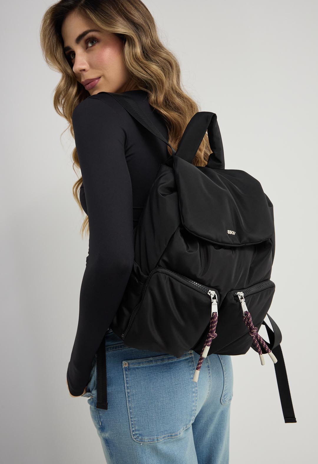 Morral negro con bolsillos en frente