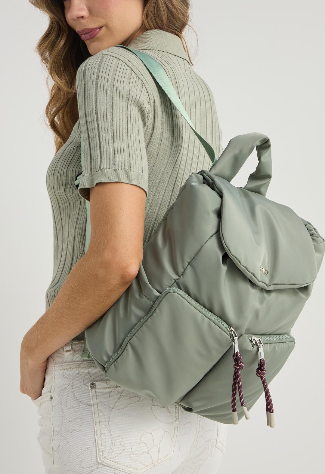 Morral verde con bolsillos en frente