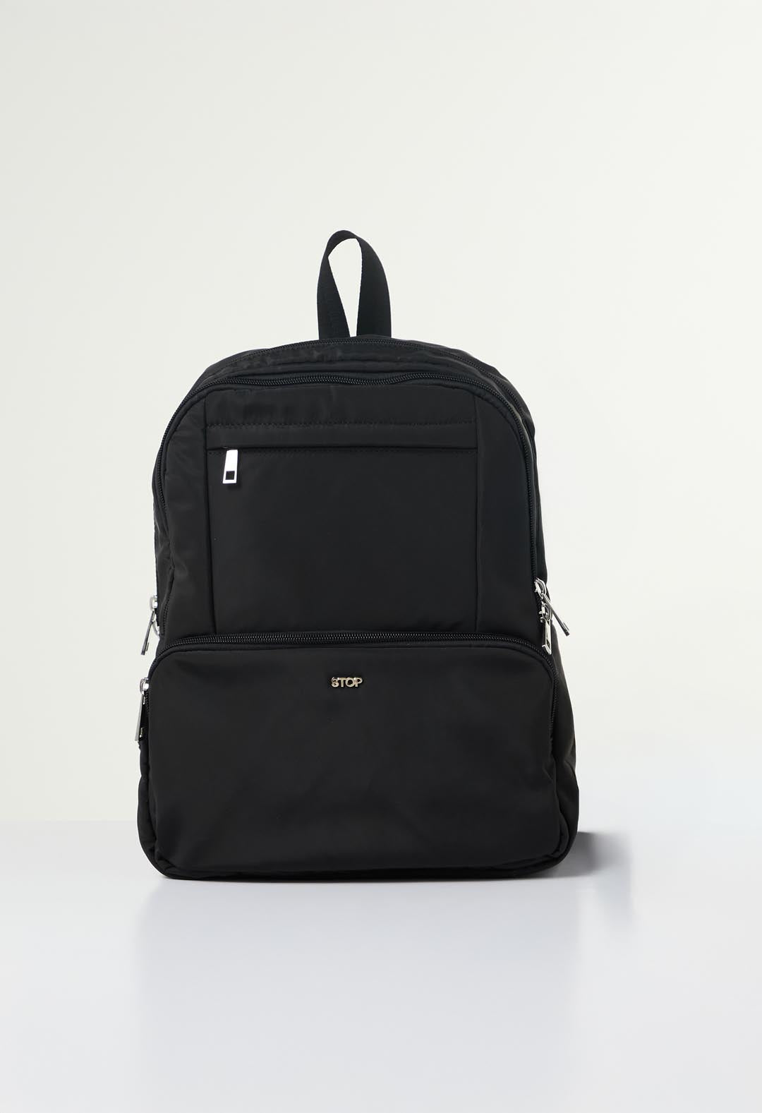 Morral negro con bolsillo en frente