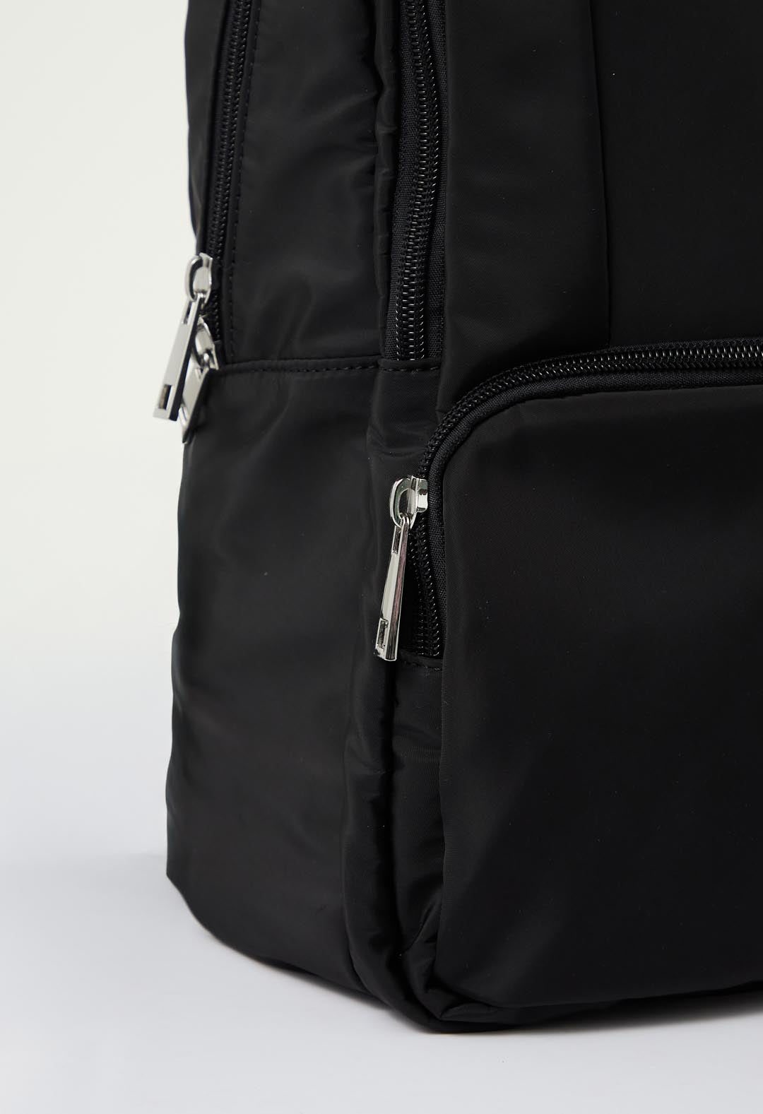 Morral negro con bolsillo en frente