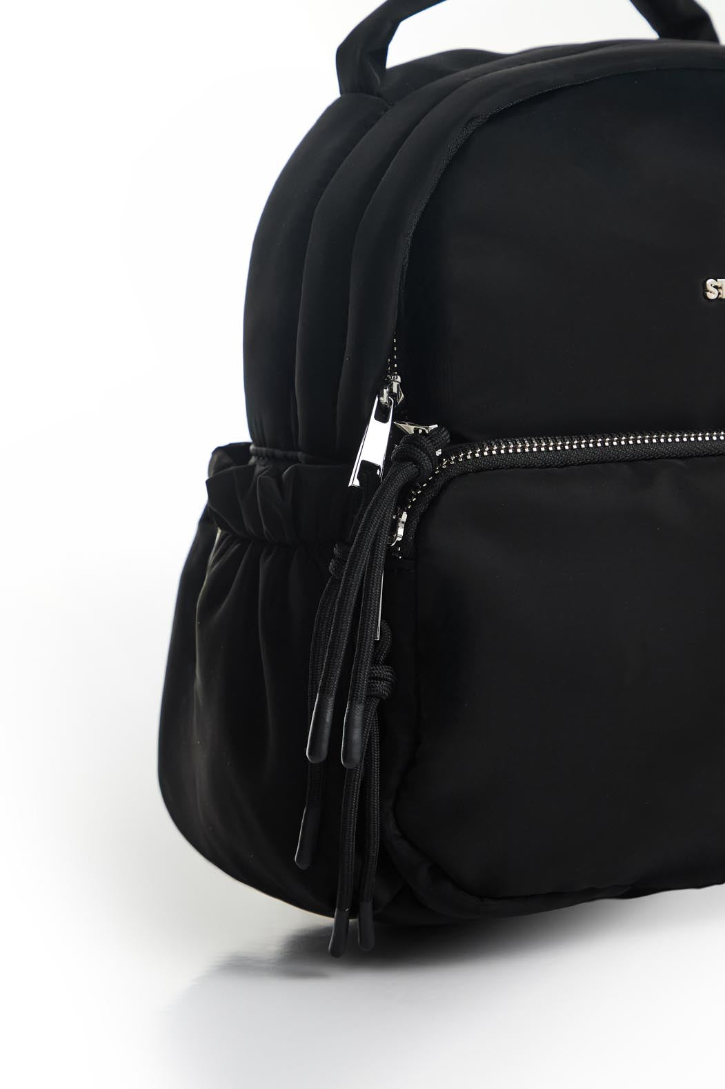 Morral negro con bolsillo delantero