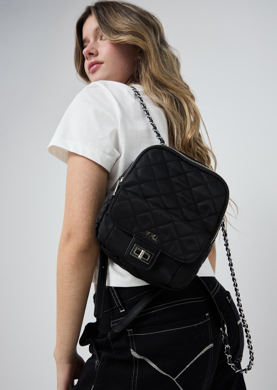 Morral acolchado negro pequeño para jóvenes