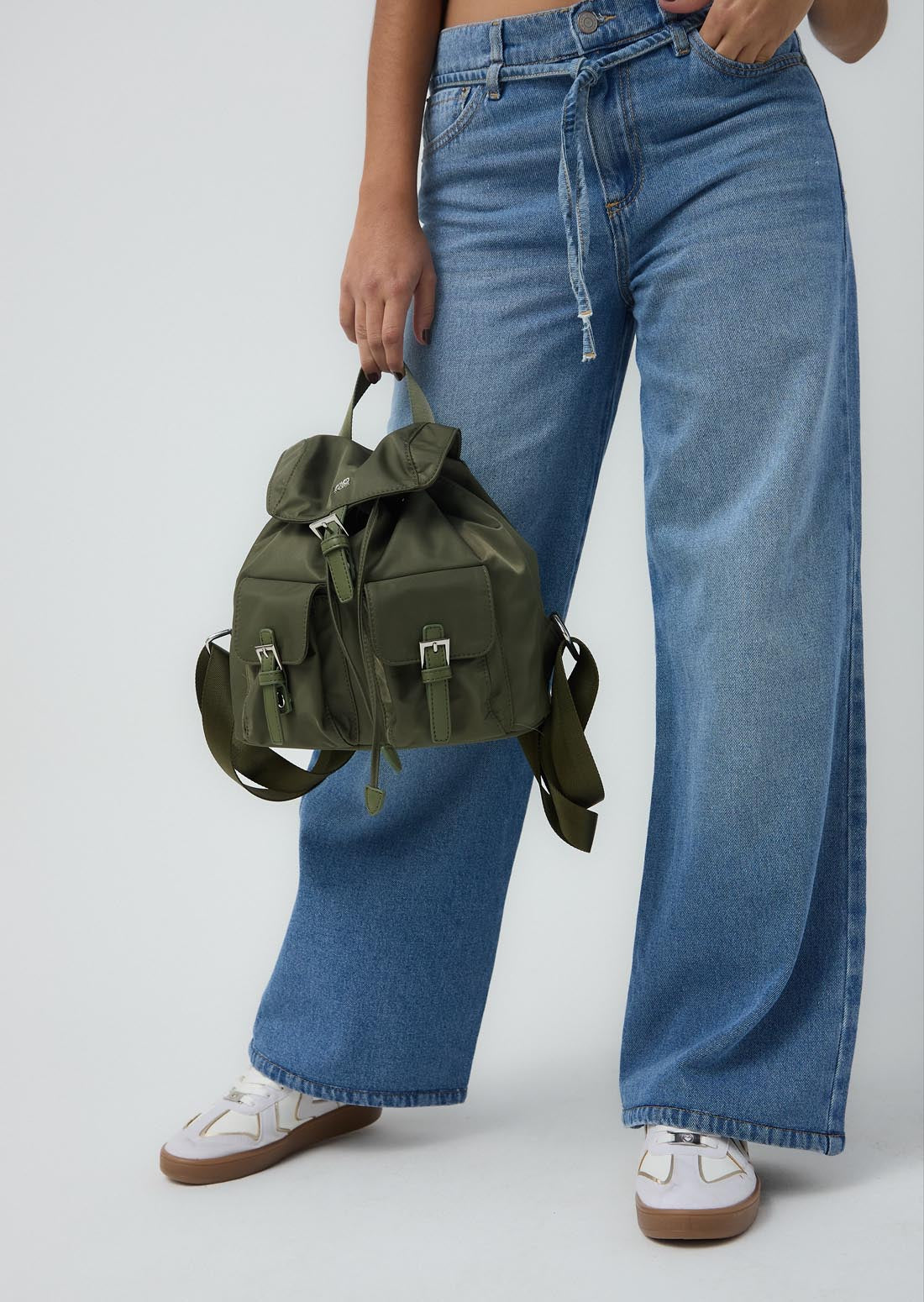 Morral verde militar con herrajes