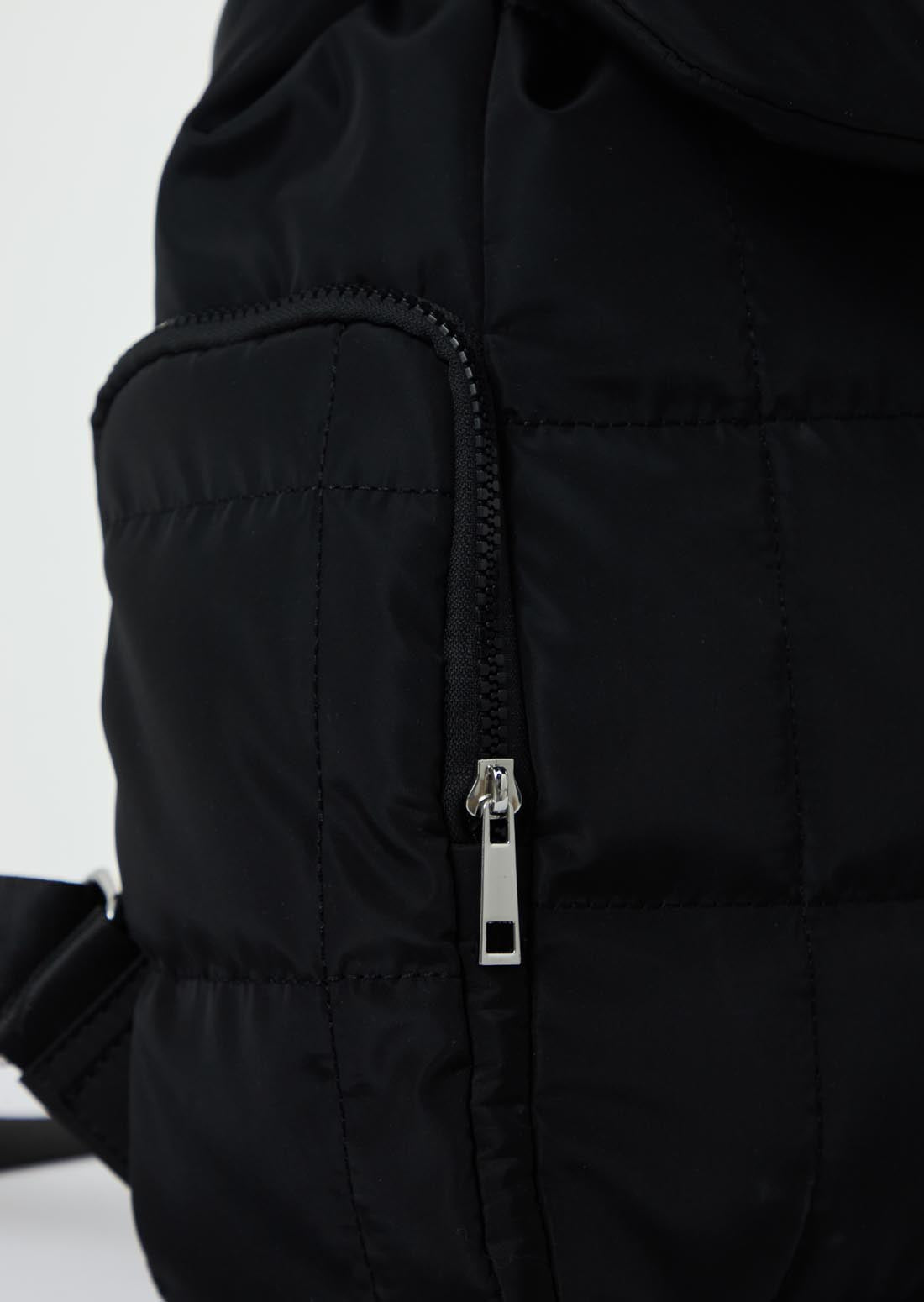 Bolso negro con textura acolchada para jóvenes