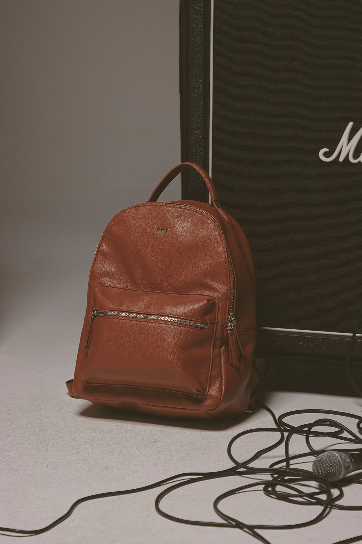 Morral café claro con bolsillo en frente para mujer