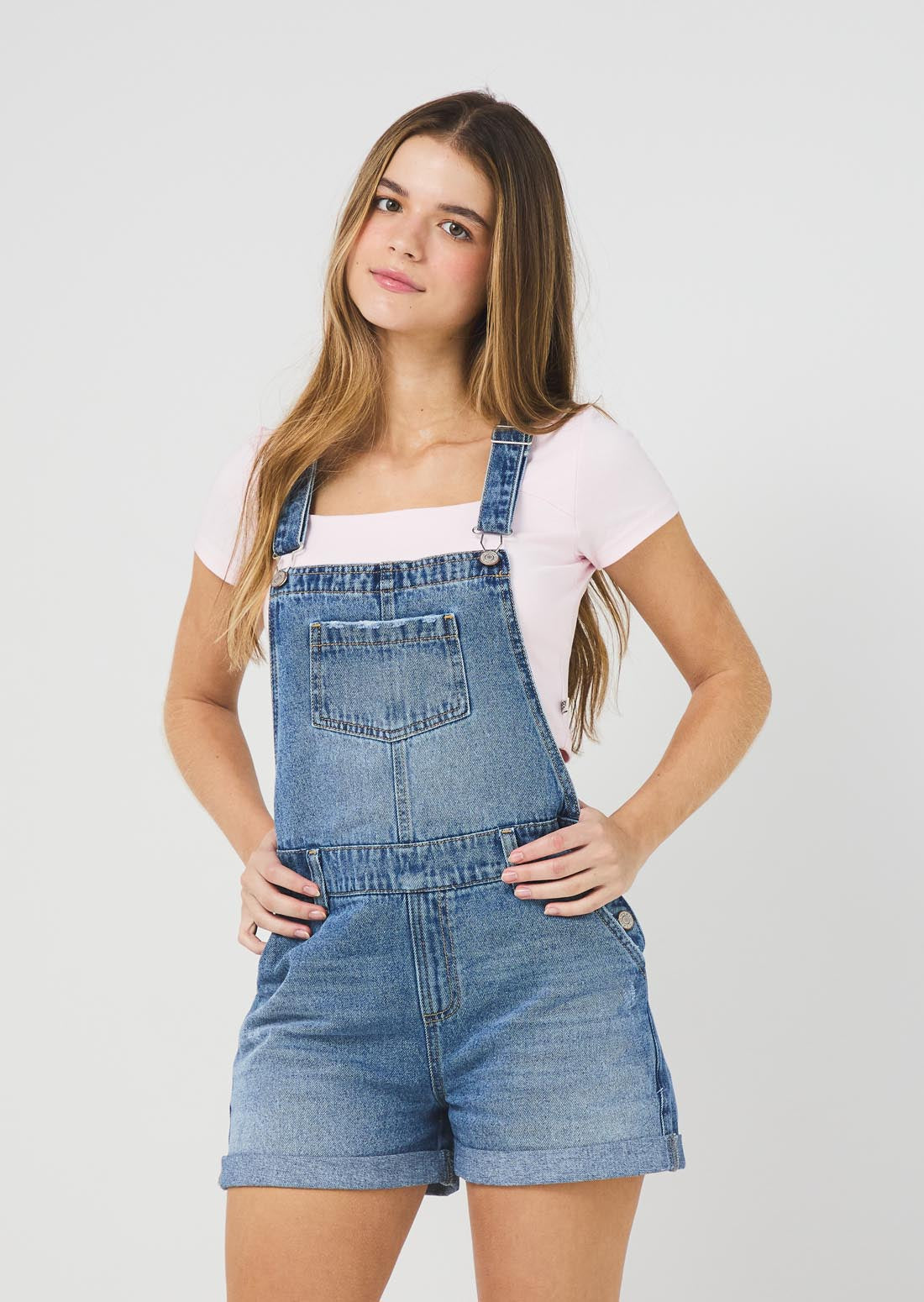 Overall corto tono medio con bolsillo en frente para jóvenes