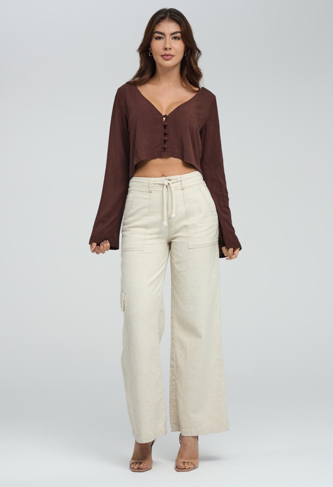 Pantalón cargo marfil con bota amplia para mujer de la marca Stop, con bolsillos y corte cómodo, en tejido de tela ligera.