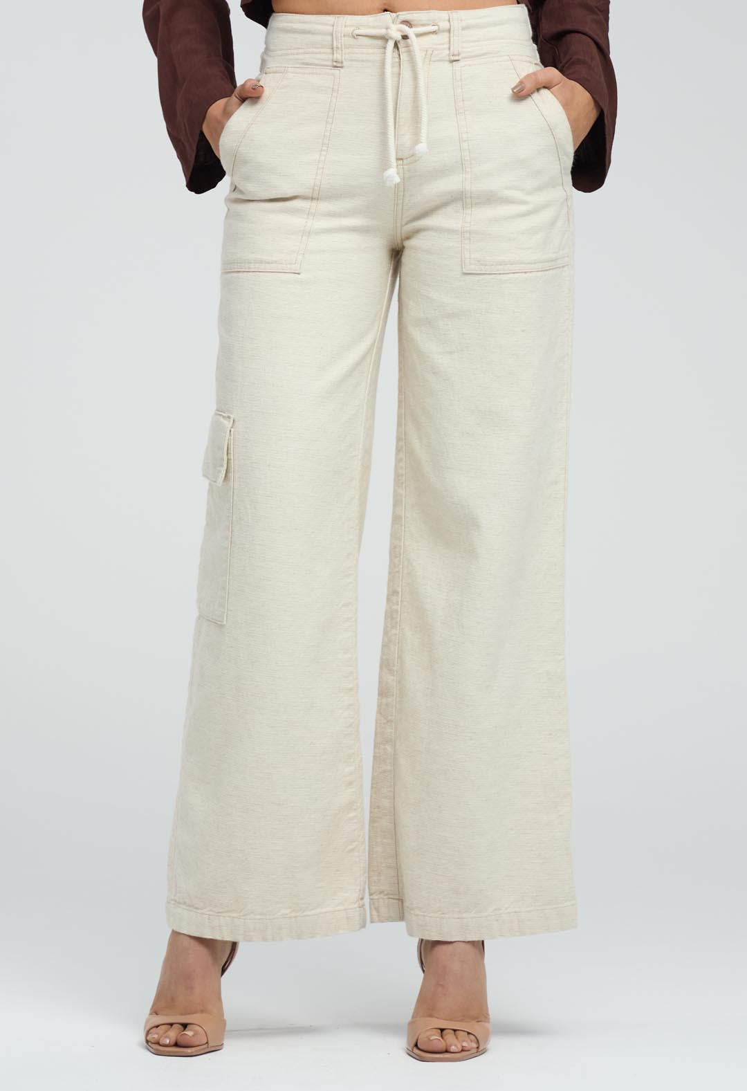 Pantalón cargo marfil para mujer con bota amplia, estilo casual y cómodo, de la marca Stop, visible en la imagen.
