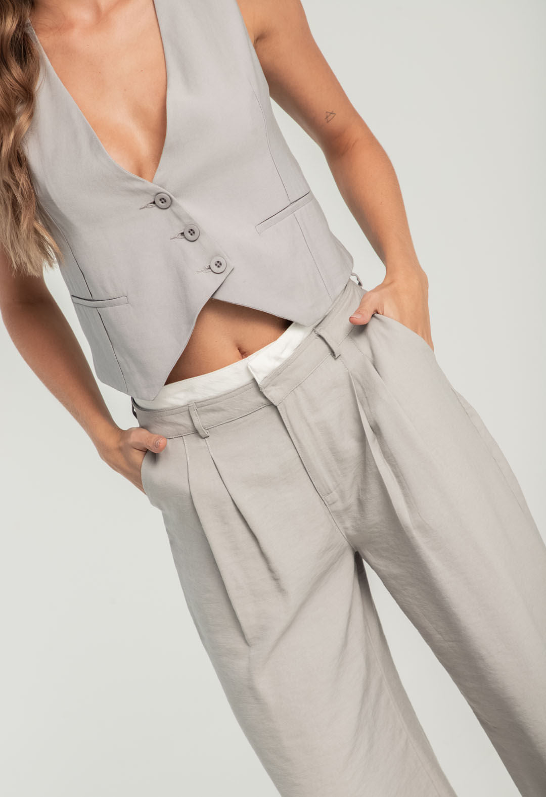 Pantalón gris doble pretina para mujeres