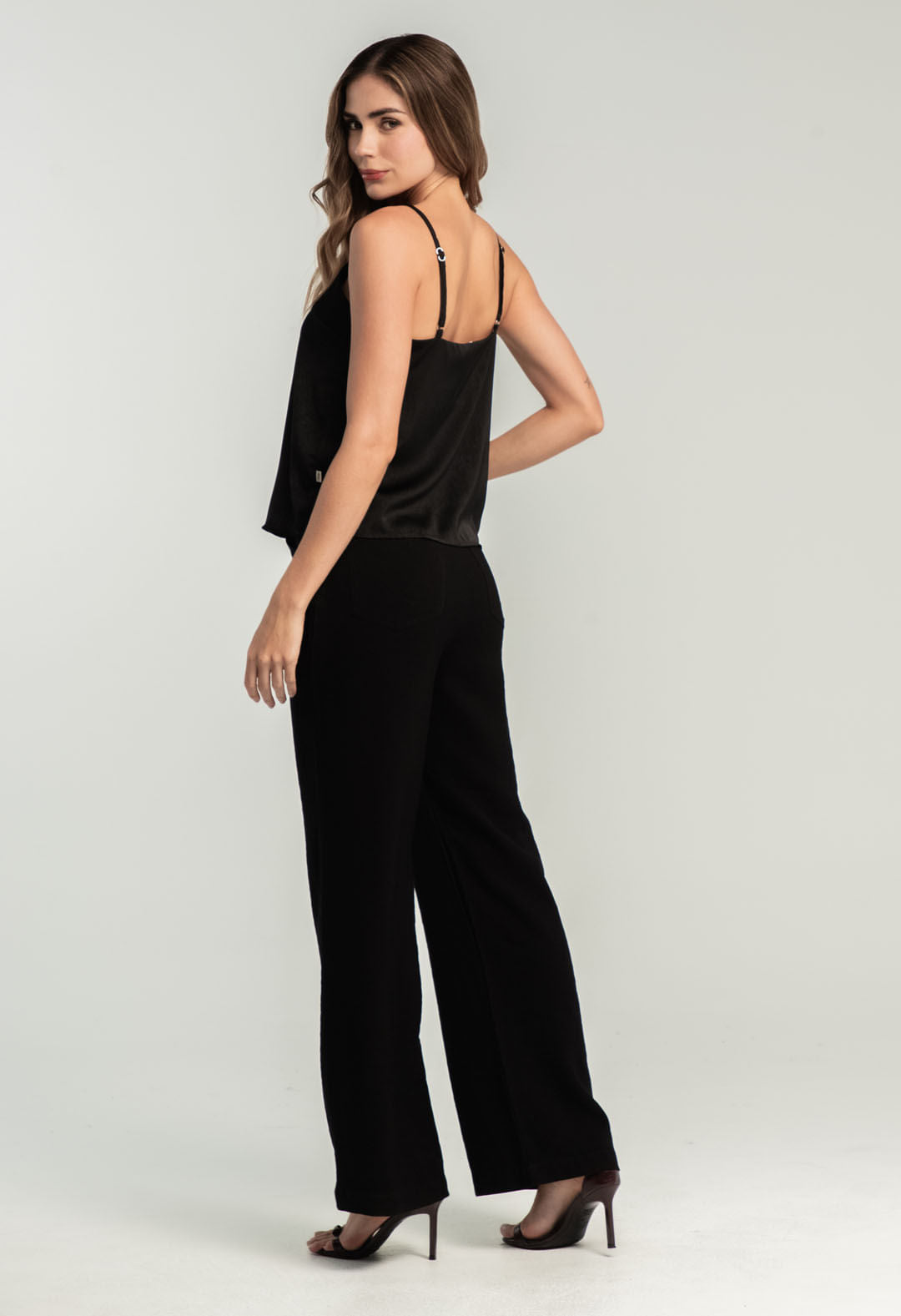 Pantalón negro con pretina en cuerina para mujeres