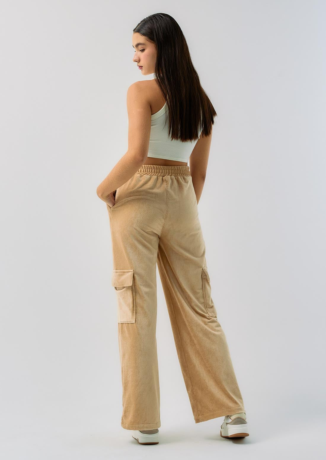 Pantalón arena con bota ancha para jóvenes